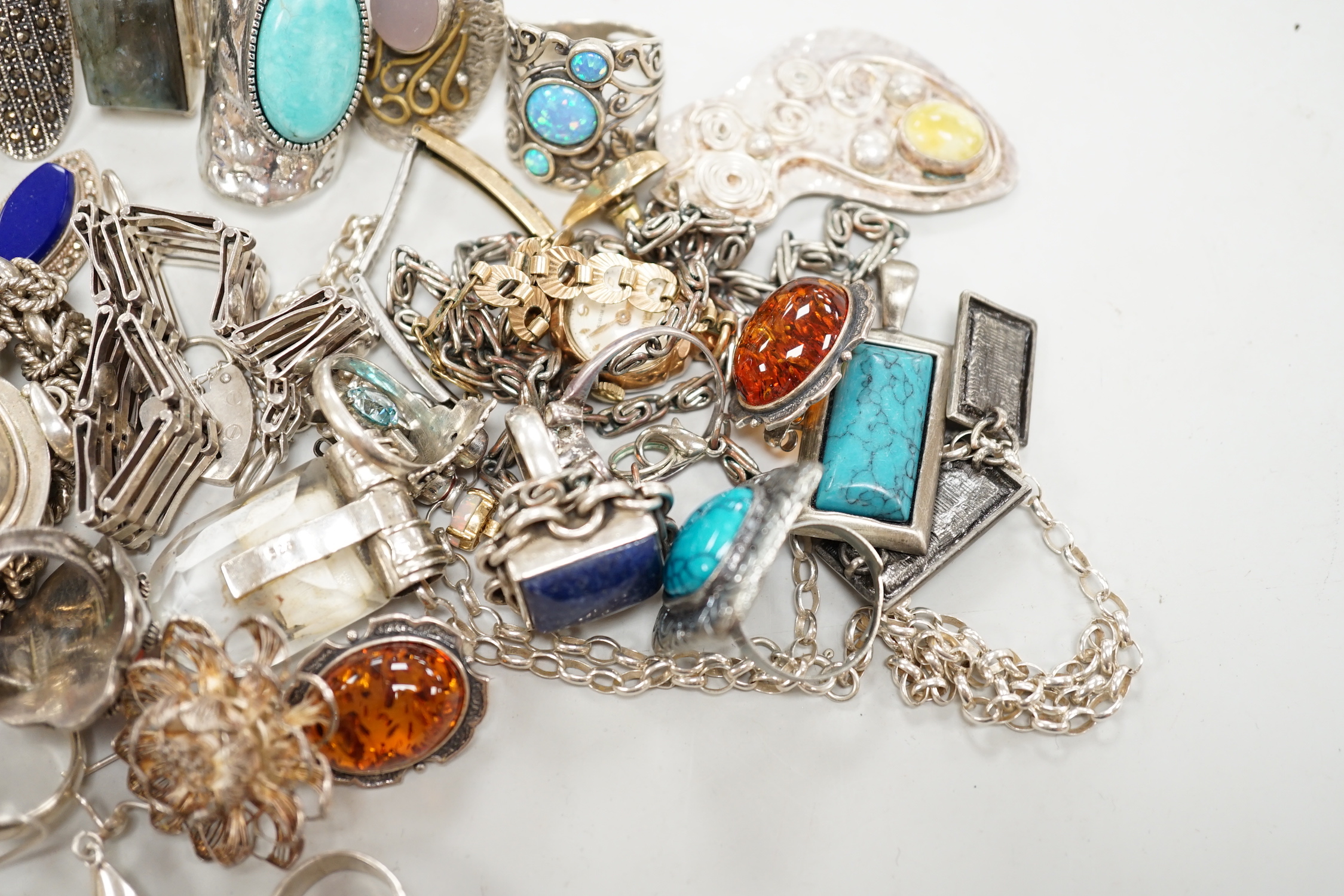 A quantity of 925 and white metal jewellery including amber set brooch, Art Nouveau style brooch and assorted dress rings.